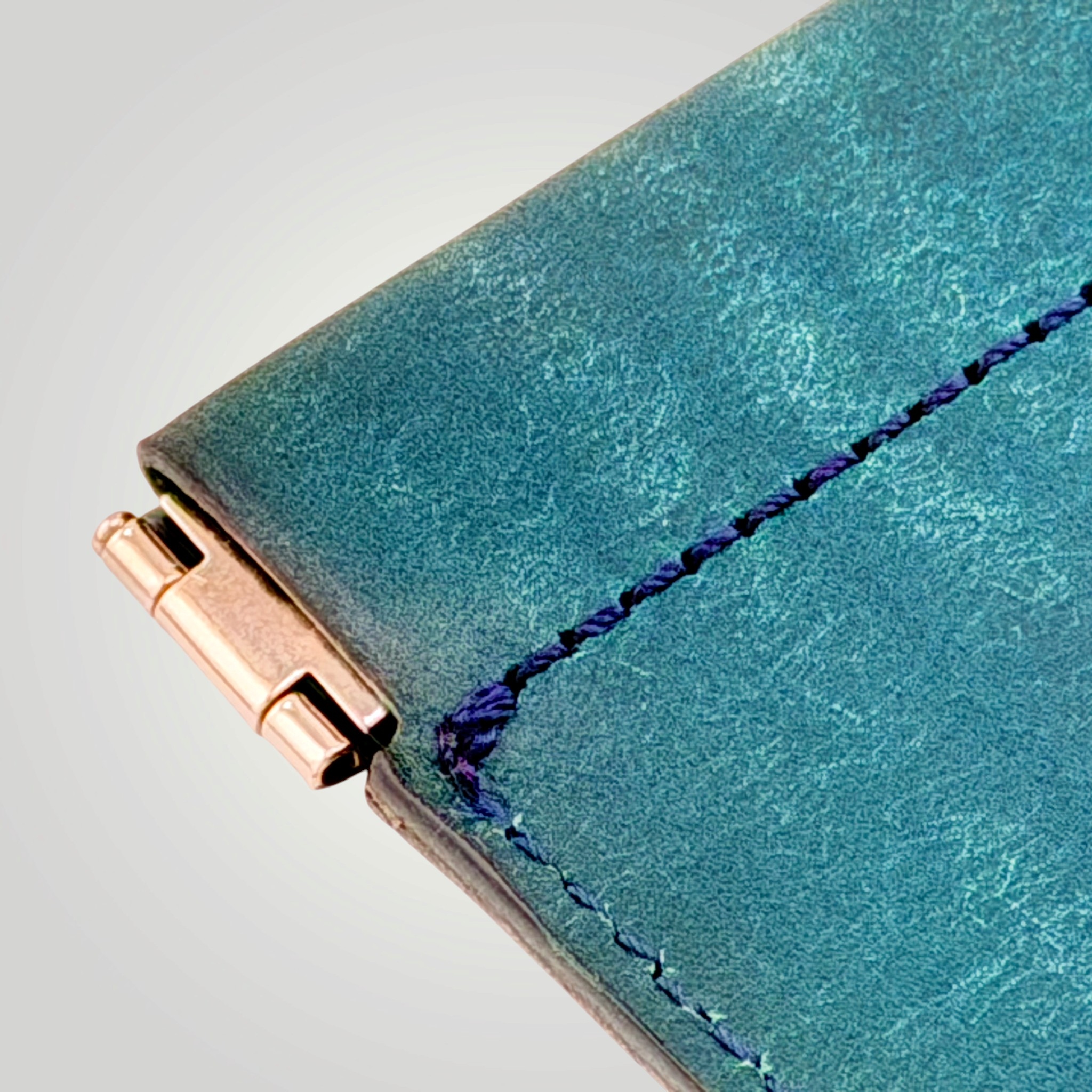 Cléo Italian Pueblo Leather Coin Case — Patina-Ready Daily Carry — 25g, Made in Japan
