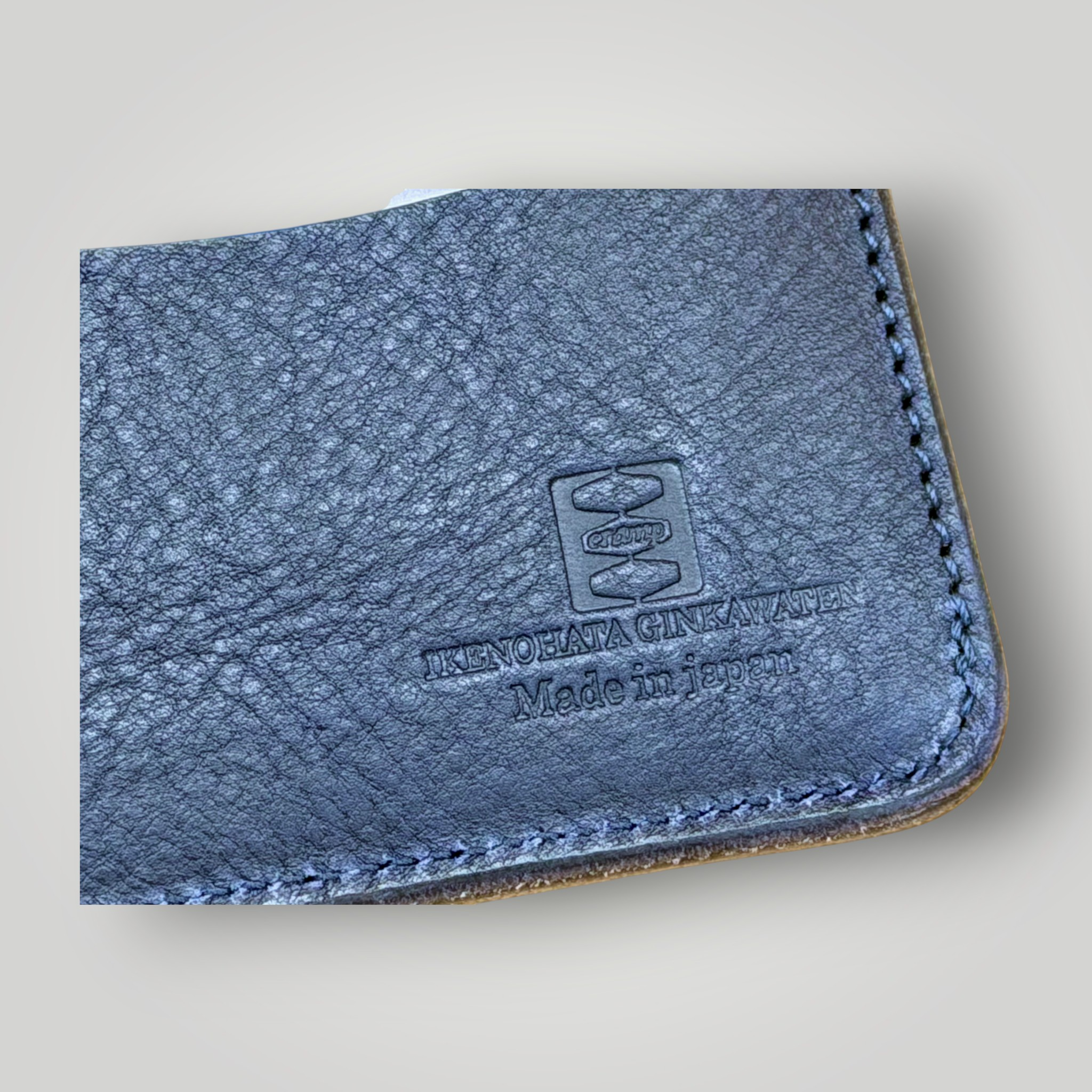 IKENOHATA GINKAWATEN 池之端銀革店｜Cramp クランプ｜イタリアンシュリンクレザー ダブルフラップ二つ折りウォレット｜ブルー