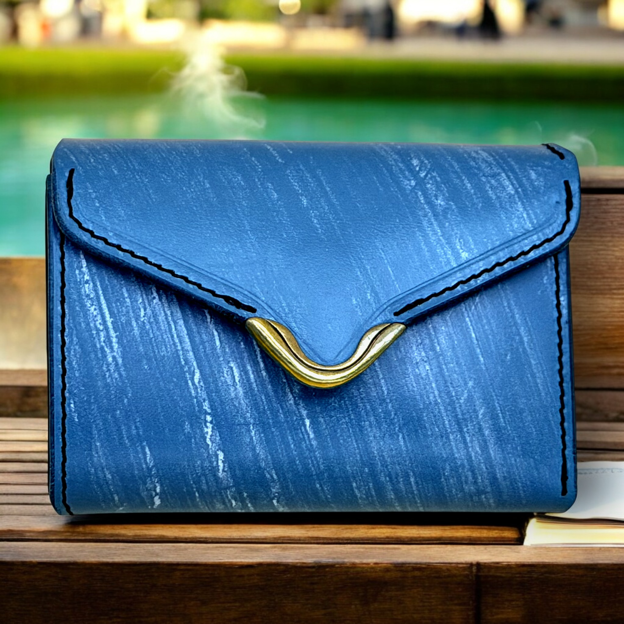 IKENOHATA GINKAWATEN 池之端銀革店 | Cramp UK Bridle Leather Compact Wallet with Front Hardware | TEAL