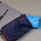 IKENOHATA GINKAWATEN 池之端銀革店 | Cramp UK Bridle Leather Compact Wallet with Front Hardware | TEAL