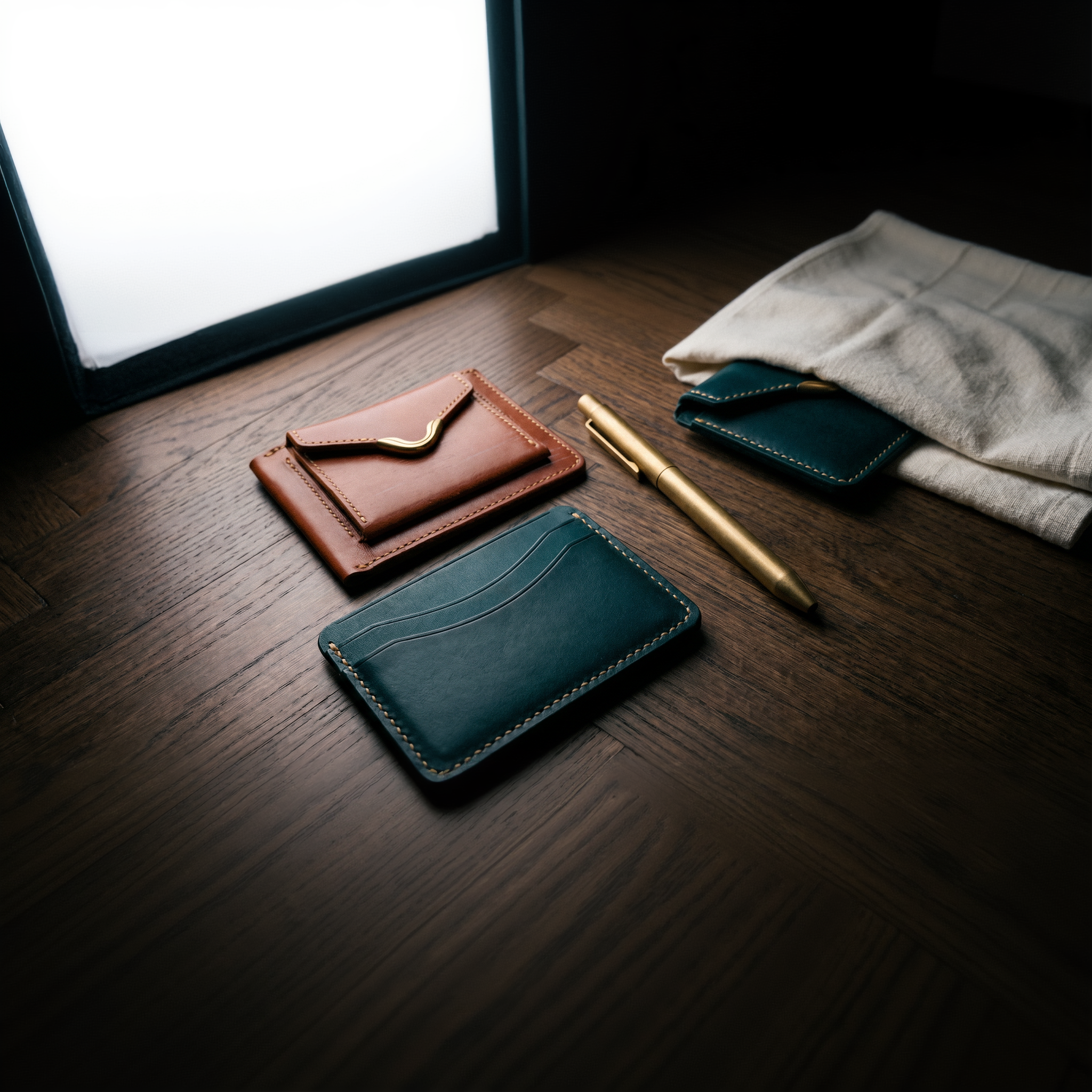 Cramp UK Bridle Leather Compact Wallet — Brass Front Accent — 10×7×3cm, Bourbon