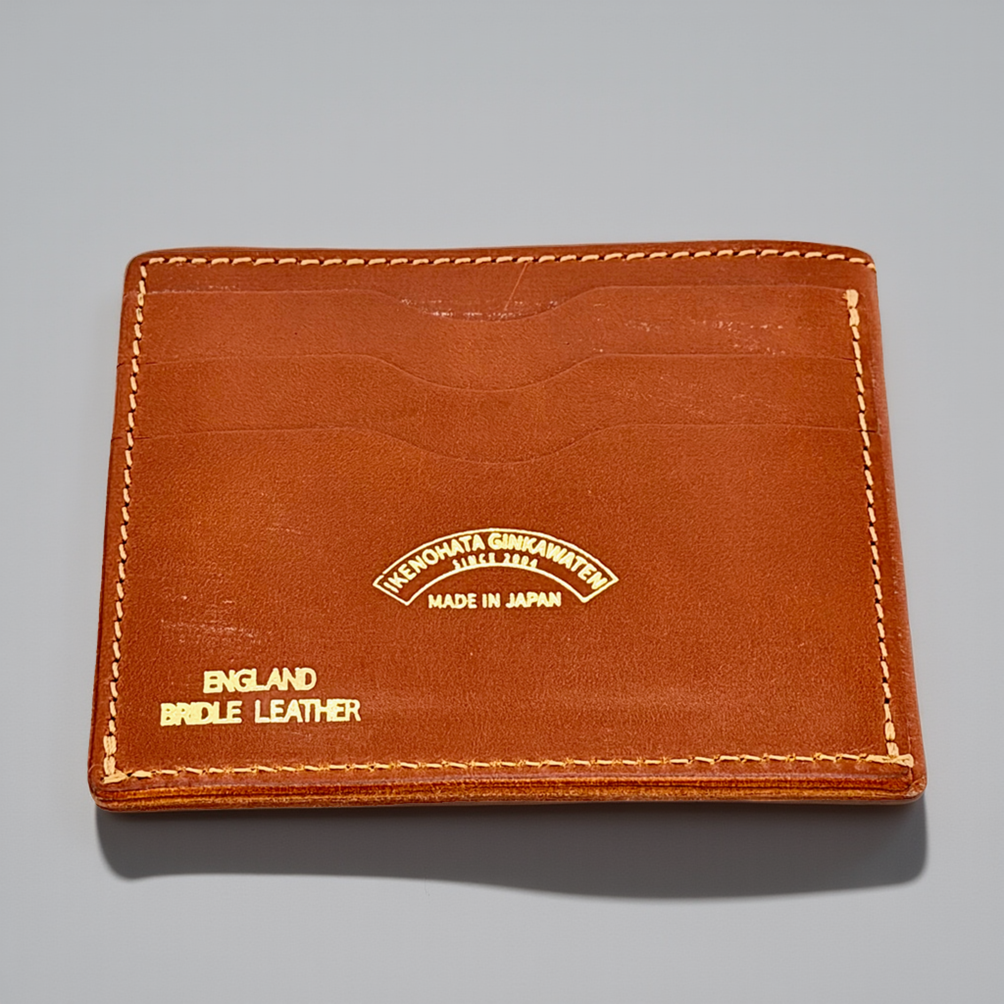 Cramp UK Bridle Leather Compact Wallet — Brass Front Accent — 10×7×3cm, Bourbon